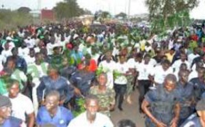 Gambie: Au lendemain de la tentative de putsch, l'armée organise une marche de soutien à Jammeh