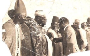 Présentation du Djaraf El hadj Ibra PAYE au président SENGHOR, par Momar Mariémé DIOP Serigne Ndakarou et les Dignitaires
