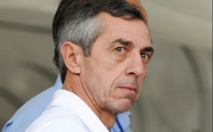 Vidéo – Quand Alain Giresse pète les plombs et arrache son micro