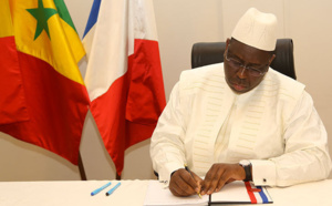 Macky Sall signant le registre de condoléances : "le terrorisme doit être vaincu par tous les moyens"