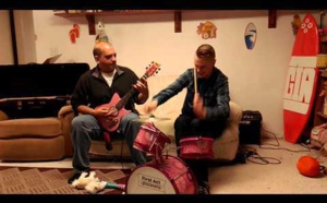 Ce père et son fils, se sont amusés à jouer du metal avec des instruments pour enfants