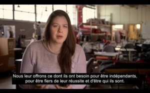 Elle s'est fait hurler dessus parce qu'elle offrait des manteaux aux sans-abris. Sa réponse ? Tout simplement géniale !