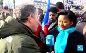 Marc Owen dans la marche Républicaine à la rencontre des manifestants