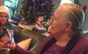 VIDÉO. Ce cadeau de Noël n'a pas plu à cette grand-mère... ou presque