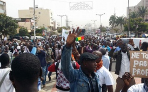 Charlie Hebdo: au moins un millier de manifestants à Dakar, drapeau français brûlé
