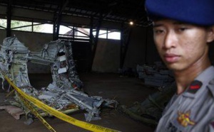 Crash du vol Air Asia : la piste terroriste rejetée, les recherches de plus en plus difficiles