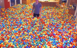  ! Pour faire plaisir à ses enfants il a rempli sa maison de balles en plastique !
