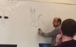 Un professeur piégé par un chat dessiné sur un tableau blanc