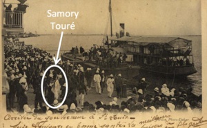 Samory, ici photographié à sa descente de bateau à St-Louis, après sa capture