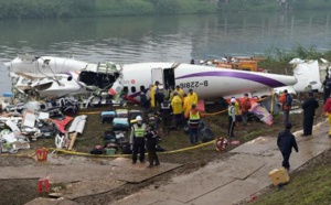 Crash d'un avion à Taïwan: 12 disparus recherchés, le pilote salué comme un héros