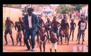 Dame Sène aux anges, Cheikh Kanté lui offre une chevrolet. Regardez