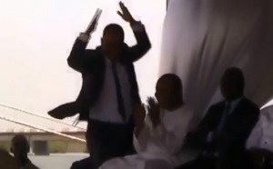 Le ministre Souleymane Jules Diop se lâche et danse devant Macky Sall. Regardez !