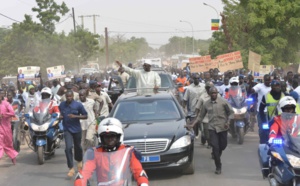 Incroyable! Un ministre de la République porté sur les épaules pour voir le Président Macky Sall
