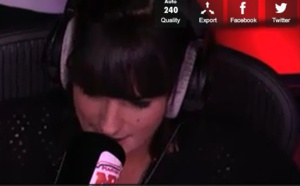 Un mec infidèle super drôle trompe sa copine au telephone en direct