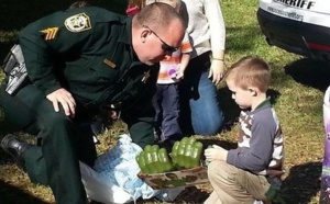 Personne n'est venu à l'anniversaire de son fils autiste, mais les policiers et les pompiers ont parfaitement rattrapé le coup !