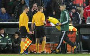 Une banane géante jetée à Gervinho, qui répond sur le terrain