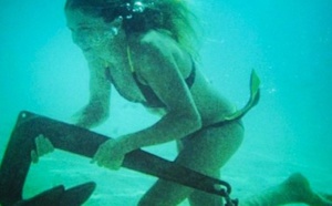 Cette jeune femme a tout plaqué pour vivre sur son bateau et parcourir le monde ! Ça fait vraiment rêver...