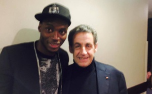 Diafra Sakho pose avec  le Président Sarkozy