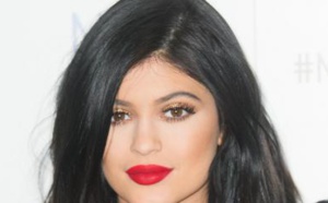 Kylie Jenner : Après la chirurgie, elle trouve un autre moyen pour faire grossir sa poitrine ! (Photos)