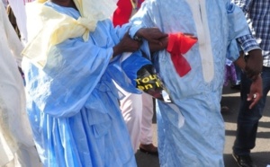 Mbaye Pekh remettant les 2 millions que Cheikh Amar a offerts aux griots et chanteurs