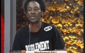 Vidéo: "10000 problèmes" clashe Thiaat de Y en a marre et interprète mal le Coran