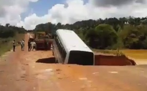 Vidéo - Brésil : Un bus englouti par un trou au milieu de la route