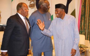 Le Nigeria attend de connaître son prochain président, premiers résultats partiels serrés