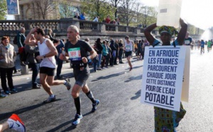 Une Gambienne prend le départ du marathon, pour défendre l'accès à l'eau