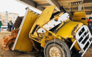 Kédougou : Un camion finit sa course sous un pont, le chauffeur coincé