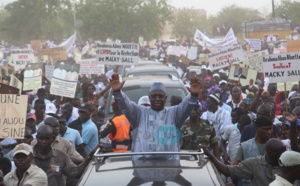 Arrêt sur images: Macky Sall s'offre un bain de foule à Kaffrine
