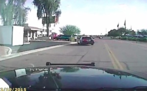 Etats-Unis : Une voiture de police percute de plein fouet un piéton armé