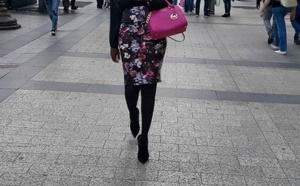 Regardez la belle Coumba Gawlo Seck dans les rues de Paris