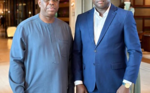 Rencontre inattendue : Awash Kitty et des jeunes de l'APR, photographiés avec Macky Sall, dans le hall d'un hôtel
