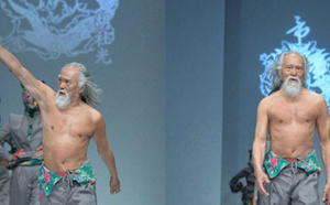 Un Homme de 79 ans fait sensation au Fashion Week de Pékin