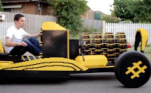 On lui donne 20.000$, il construit une voiture LEGO (qui ne pollue pas en plus)