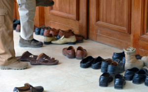 Fann Hock: Il vole les chaussures des fidèles pendant la prière mortuaire