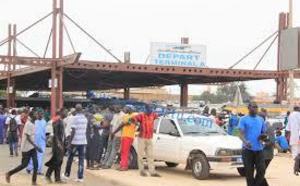 Grève en vue : Alassane Ndoye et ses camarades chauffeurs menacent de boycotter la gare des « Baux Maraîchers »...