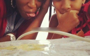 La fille de Aby Ndour en toute complicité avec sa cousine Zeyna 