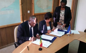 En visite au Cap-Vert, le Ministre Oumar Guèye et son homologue signent deux accords  dans le secteur de la pêche et des affaires maritimes.