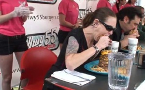 Elle engloutit un gigantesque burger en 2 minutes
