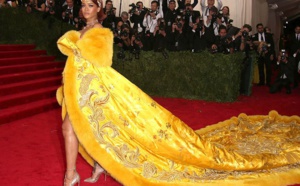 Moquée à cause de sa robe omelette, Rihanna répond : « La traîne était insensée… »
