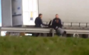 Vidéo - Calais : Des migrants frappés à coups de pieds par des CRS