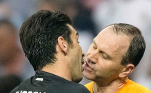 Juventus de Turin: La photo du match contre le Real? Buffon et l'arbitre à deux doigts de s'embrasser