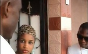 Vidéo: ses deux "mbaraanes" sonnent à sa porte… Regardez la suite