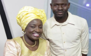 Le journaliste Tapa Tounkara pose avec Mimi Touré 