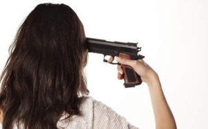 Elle prend un selfie avec un pistolet et le coup part