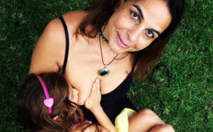 Cette mère allaite toujours sa fille âgée de six ans