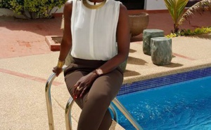 Coumba Gawlo se prélasse au bord de sa piscine