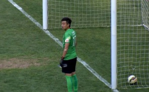 Un gardien chinois se désaltère et prend un but!