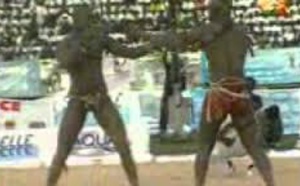 Combat peéliminaire: Double Moteur bat Zé